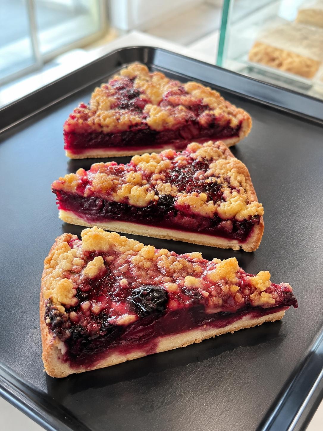 Berry crumble tart slices